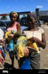 mozambican-women-selling-peanuts-maputo-mozambique-GEYJY7.jpg