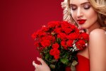 Beautiful-blonde-woman-holding-bouquet-of-red-roses-HD-picture-04.jpg